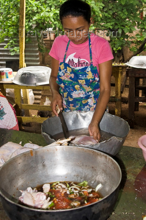 panama621: La Villa, Azuero, Los Santos province, Panama: woman preparing chicken for a delicious sancocho at El Ciruelo folk food place - photo by H.Olarte - (c) Travel-Images.com - Stock Photography agency - Image Bank