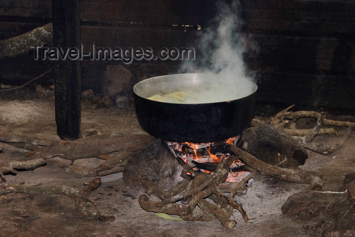 panama622: La Villa, Azuero, Los Santos province, Panama:  ot over an open fire at El Ciruelo folk food place - photo by H.Olarte - (c) Travel-Images.com - Stock Photography agency - Image Bank