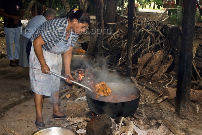 panama623: La Villa, Azuero, Los Santos province, Panama: cooking over an open fire and picking chicken with a huge spoon at El Ciruelo folk food place, - photo by H.Olarte - (c) Travel-Images.com - Stock Photography agency - Image Bank