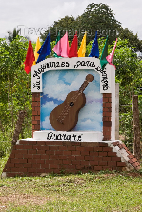 panama626: Guararé, Azuero Peninsula, Los Santos province, Panama: town entrance sign to Guararé - guitar - photo by H.Olarte - (c) Travel-Images.com - Stock Photography agency - Image Bank