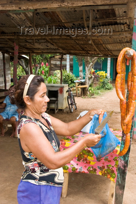 panama628: Azuero, Los Santos province, Panama: s woman cuts pieces of pork chorizo santeño for sale at the side of the road that goes from Chitré to Divisa - photo by H.Olarte - (c) Travel-Images.com - Stock Photography agency - Image Bank