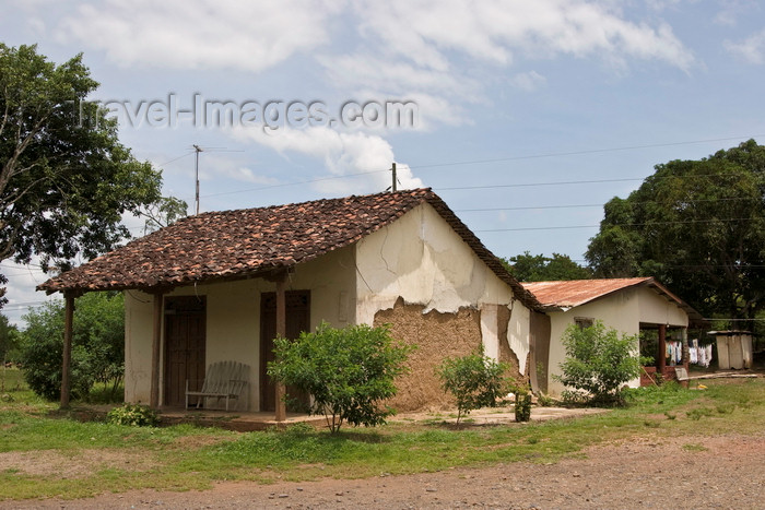 panama629: Herrera, Azuero Peninsula, Los Santos province, Panama: adobe house - photo by H.Olarte - (c) Travel-Images.com - Stock Photography agency - Image Bank