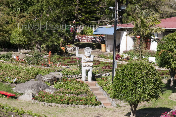 panama639: Boquete, Chiriquí Province, Panama: pre-Colombian inspired statue at the Feria de Boquete grounds - fair ground - photo by H.Olarte - (c) Travel-Images.com - Stock Photography agency - Image Bank