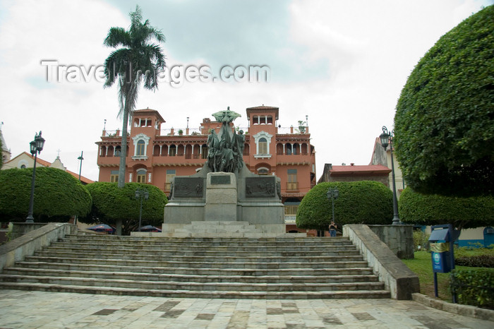 panama69: Panama City / Ciudad de Panamá: Parque Bolivar - Simon Bolivar monument and Hotel Colombia - photo by D.Smith - (c) Travel-Images.com - Stock Photography agency - Image Bank