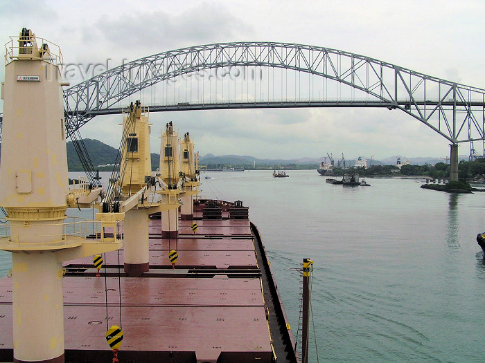 panama73: Panama - Balboa: ship approaching Bridge of the Americas over the Panama Canal - Pacific entrance to Canal - Ponte de Las Americas - Canal del Panama - photo by Captain Peter - (c) Travel-Images.com - Stock Photography agency - Image Bank