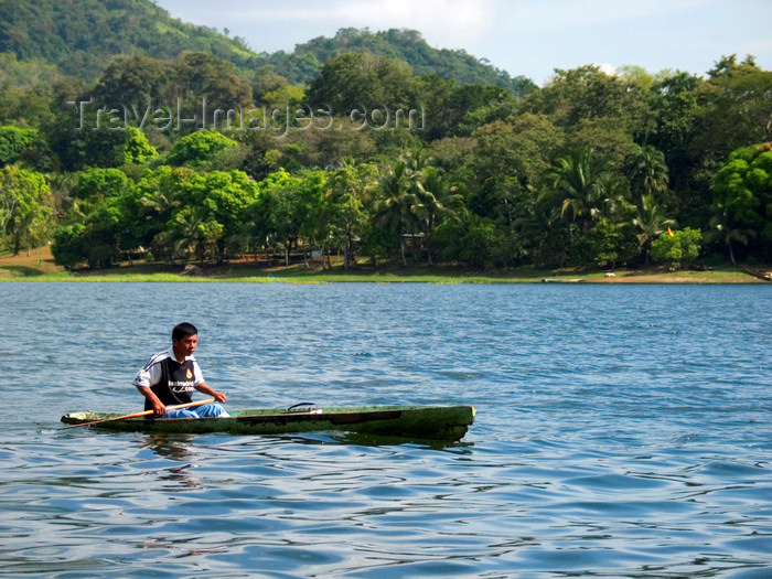 panama76: Panama - Chagres National Park: Embera Wounaan paddles on a dugout canoe. Modern day natives wear occidental clothes when traveling to the city - photo by H.Olarte - (c) Travel-Images.com - Stock Photography agency - Image Bank