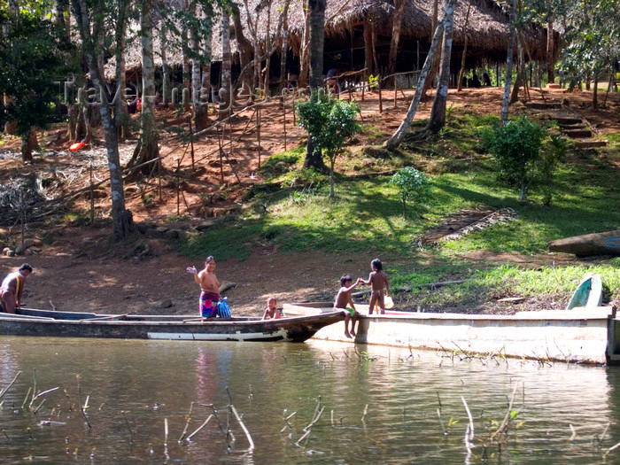 panama78: Panama - Chagres National Park: Embera Wounaan woman greets the photographer - photo by H.Olarte - (c) Travel-Images.com - Stock Photography agency - Image Bank