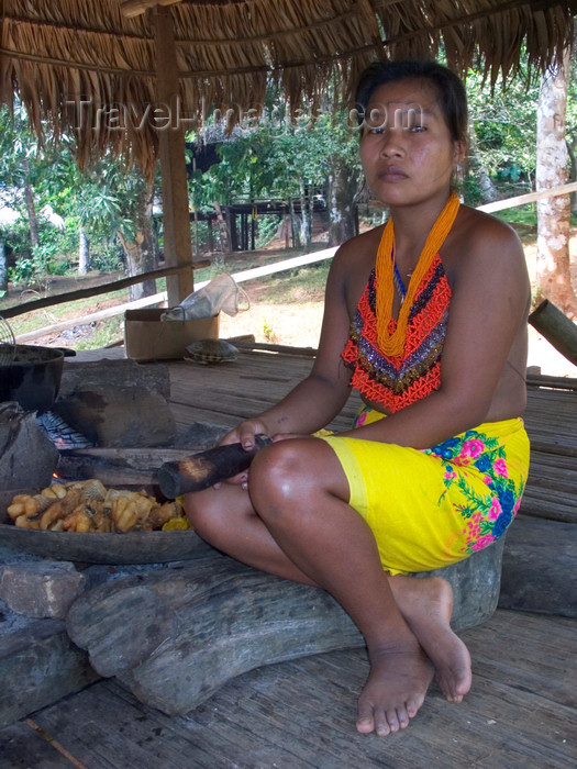 panama82: Panama - Chagres National Park: Embera Drua woman prepares her family's meal - photo by H.Olarte - (c) Travel-Images.com - Stock Photography agency - Image Bank
