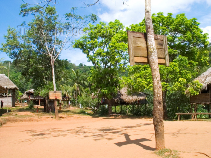 panama84: Panama - Chagres National Park: Basketball court - Embera Drua - photo by H.Olarte - (c) Travel-Images.com - Stock Photography agency - Image Bank