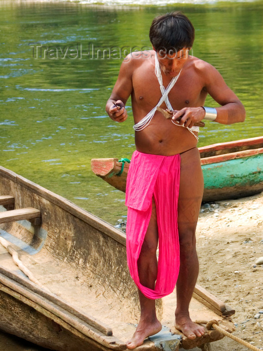 panama88: Panama - Chagres National Park: Embera Wounaan man carves a piece of cocobolo hardwood - Panama province - photo by H.Olarte - (c) Travel-Images.com - Stock Photography agency - Image Bank