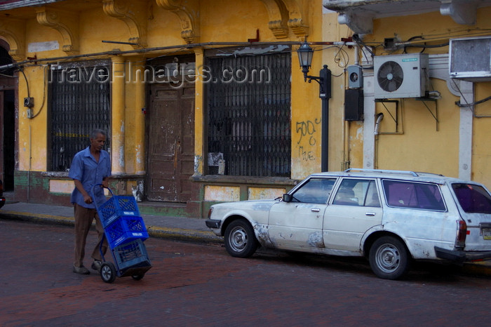 panama93: Panama City: life of Casco Viejo - photo by H.Olarte - (c) Travel-Images.com - Stock Photography agency - Image Bank