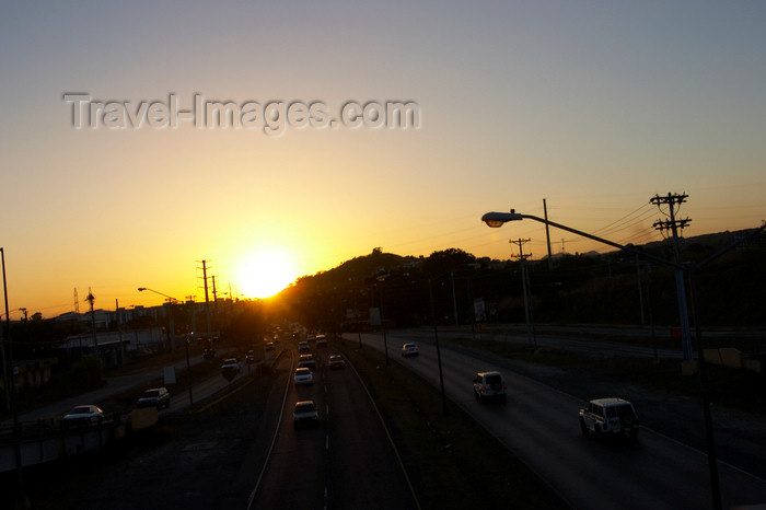 panama95: Panama City: sunset and traffic - Panama Canal's Amador Causeway - photo by H.Olarte - (c) Travel-Images.com - Stock Photography agency - Image Bank