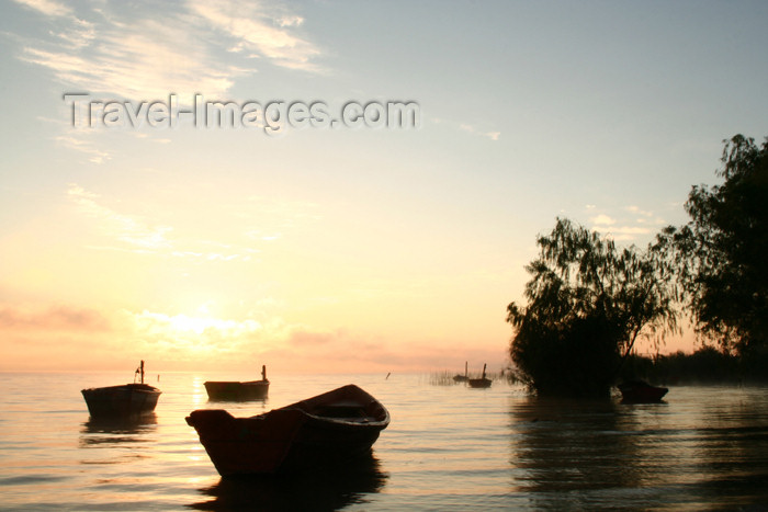 paraguay16: Paraguay - Aregua: boat on lake Ypacarai  / lago Ypacarai (photo by Andre Marcos Chang) - (c) Travel-Images.com - Stock Photography agency - Image Bank