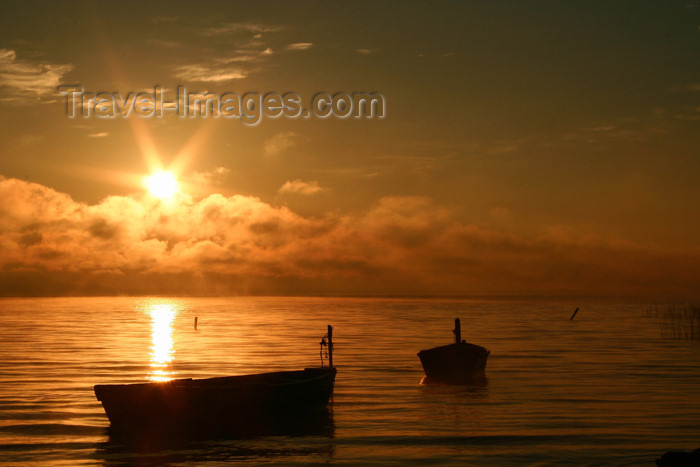 paraguay17: Paraguay - Aregua: dawn over lake Ypacarai  / lago Ypacarai (photo by Andre Marcos Chang) - (c) Travel-Images.com - Stock Photography agency - Image Bank