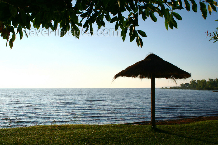 paraguay18: Paraguay - Aregua: beach - lake Ypacarai  / lago Ypacarai - playa (photo by Andre Marcos Chang) - (c) Travel-Images.com - Stock Photography agency - Image Bank