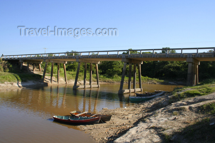 paraguay22: Paraguay - Presidente Hayes department: Bridge over Aguaray Guazu stream (photo by Andre Marcos Chang) - (c) Travel-Images.com - Stock Photography agency - Image Bank