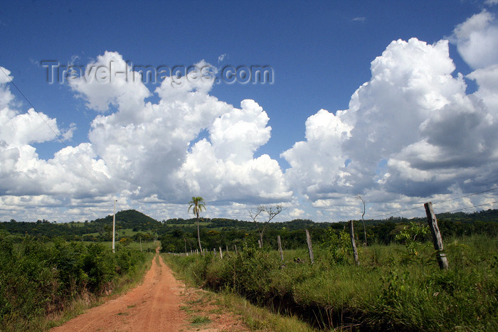 paraguay40: Paraguay - Departamento de Guairá: dirt road leading to Cordillera del Ybytyruzu / Camino de tierra hacia la Cordillera del Ybytyruzu - photo by A.M.Chang - (c) Travel-Images.com - Stock Photography agency - Image Bank