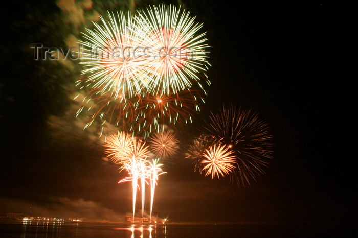 paraguay45: Asunción, Paraguay: fireworks night over the bay - pyrotechnics | noche de luces en la Bahia de Asuncion - pirotecnia - fuegos artificiales - photo by A.Chang - (c) Travel-Images.com - Stock Photography agency - Image Bank