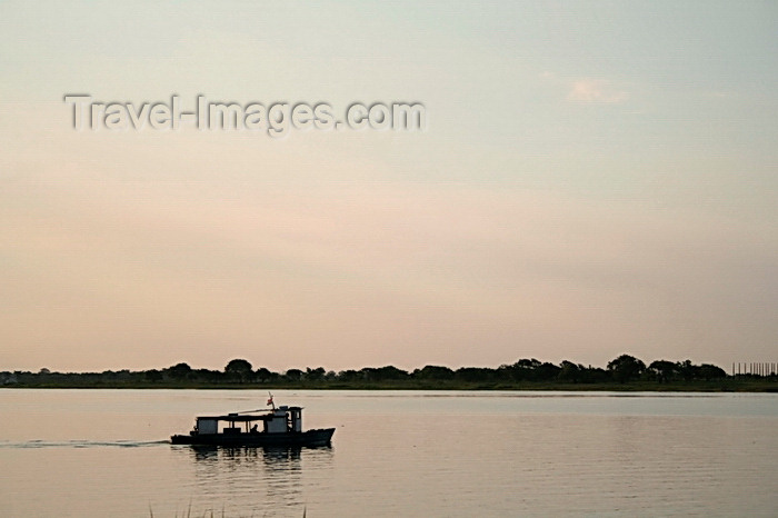 paraguay85: Presidente Hayes department, Paraguay: navigating on Rio Paraguay - photo by A.Chang - (c) Travel-Images.com - Stock Photography agency - Image Bank