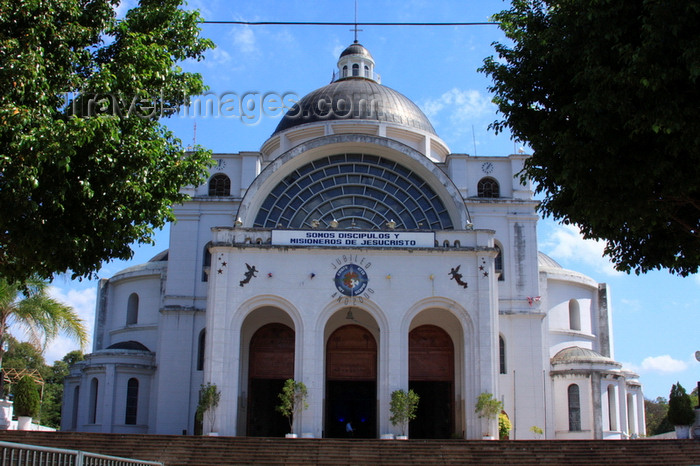 paraguay93: Caacupé, department of Cordillera, Paraguay: Basilica of Our Lady of Miracles - façade - basílica de la Virgen de la Inmaculada Concepción de los Milagros - photo by A.Chang - (c) Travel-Images.com - Stock Photography agency - Image Bank