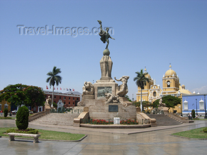 peru106: Trujillo, La Libertad region, Peru: freedom monument on Plaza de Armas - sculpture by Edmundo Moeller - Cathedral on the right and Hotel Libertador on the left - the city is named after Francisco Pizarro's native town in Spanish Extremadura - photo by D.Smith - (c) Travel-Images.com - Stock Photography agency - Image Bank