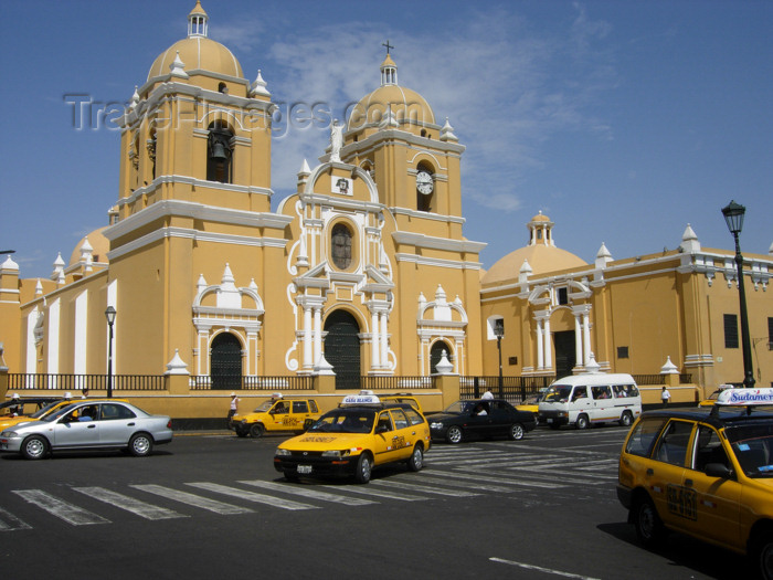 peru115: Trujillo, La Libertad region, Peru: traffic and the Cathedral - Plaza de Armas - photo by D.Smith - (c) Travel-Images.com - Stock Photography agency - Image Bank