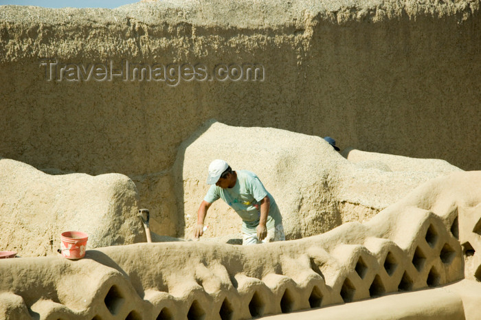peru123: Chan Chan, Trujillo, La Libertad region, Peru: ruins of the ancient city of Chan Chan – Palacio Tschudi - archeologist at work in the world's largest adobe city - Moche / Chimu civilization - photo by D.Smith - (c) Travel-Images.com - Stock Photography agency - Image Bank