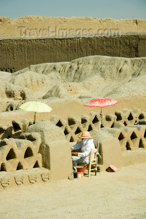 peru124: Chan Chan, Trujillo, La Libertad region, Peru: Palacio Tschudi - archeologists at work using parasols in the Chan Chan archaeological site - Moche / Chimu civilization - UNESCO World Heritage site - photo by D.Smith - (c) Travel-Images.com - Stock Photography agency - Image Bank