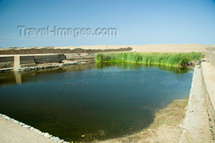 peru125: Chan Chan, Trujillo, La Libertad region, Peru: ruins of the ancient city of Chan Chan – pool at the Palacio Tschudi -  Moche / Chimu civilization - largest Pre-Columbian city in South America - photo by D.Smith - (c) Travel-Images.com - Stock Photography agency - Image Bank