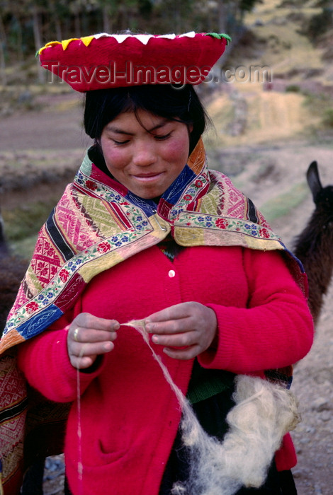 peru135: Cuzco region, Peru: young Quechua woman spinning wool - Peruvian Andes - photo by C.Lovell - (c) Travel-Images.com - Stock Photography agency - Image Bank