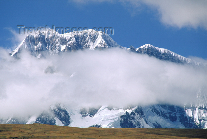 peru143: Ausangate massif, Cuzco region, Peru: the beautiful and massive Nevado Auzangate peak rises to a height of 6,384 metres feet in the Peruvian Andes - Cordillera Blanca - photo by C.Lovell - (c) Travel-Images.com - Stock Photography agency - Image Bank
