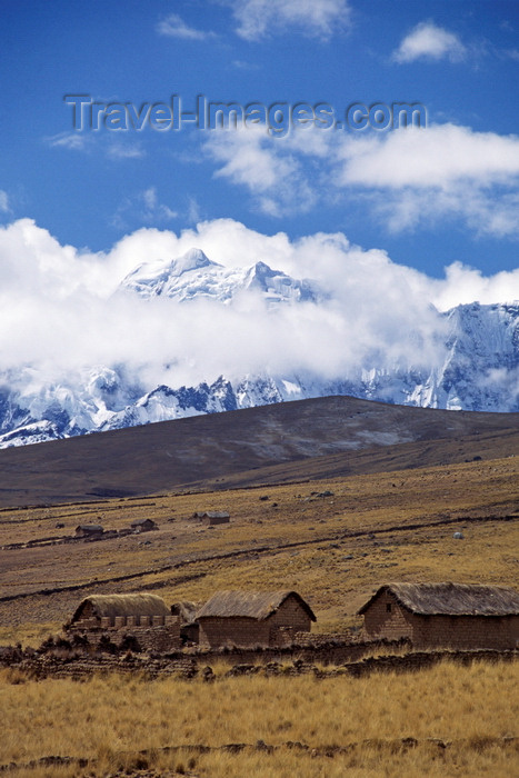 peru144: Ausangate massif, Cuzco region, Peru: adobe farm houses on the high Altiplano on the  Nevado Auzangate curcuit- Peruvian Andes - Cordillera Blanca - photo by C.Lovell - (c) Travel-Images.com - Stock Photography agency - Image Bank