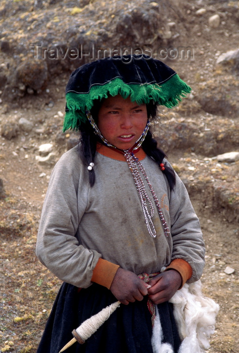 peru145: Ausangate massif, Cuzco region, Peru: young Quechua girl spinning wool on the high Altiplano - Ausangate trek, Peruvian Andes - Cordillera Blanca - photo by C.Lovell - (c) Travel-Images.com - Stock Photography agency - Image Bank