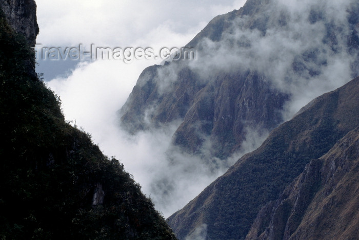 peru172: Runkuraquay, Cuzco region, Peru: low lying clouds shroud the mountains in mystery - Inca Trail - Peruvian Andes - photo by C.Lovell - (c) Travel-Images.com - Stock Photography agency - Image Bank