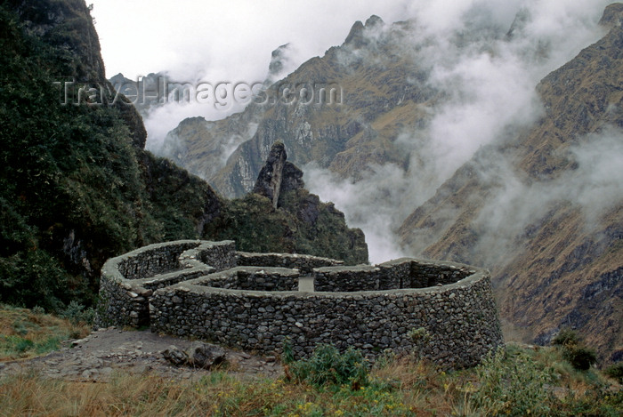 peru173: Runkuraquay, Cuzco region, Peru: fog hangs below the Inca ruins of Runkuraqay which were a lookout and ‘tambo’ (travelers’ lodge) - Inca Trail - Peruvian Andes - photo by C.Lovell - (c) Travel-Images.com - Stock Photography agency - Image Bank