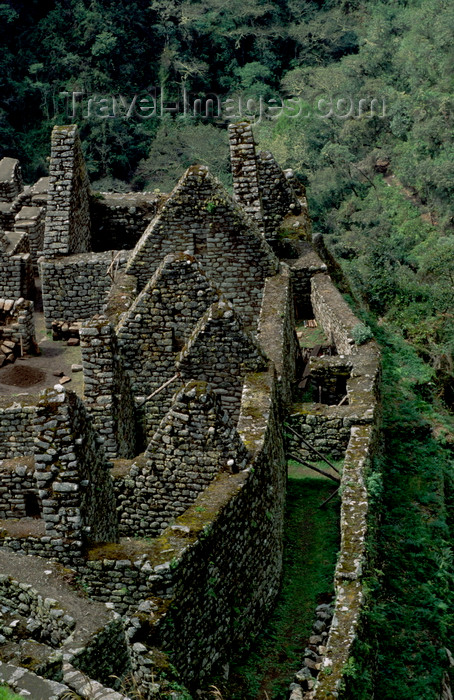 peru177: Huiñay Huayna / Winay Wayna, Cuzco region, Peru: the ruins of Huiñay Huayna (forever young) are the most spectacular on the Inca Trail - photo by C.Lovell - (c) Travel-Images.com - Stock Photography agency - Image Bank