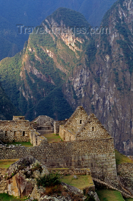 peru187: Machu Picchu, Cuzco region, Peru: the Inca ruins sit atop a ridge in the Urubamba River Valley - UNESCO world heritage - Peruvian Andes- photo by C.Lovell - (c) Travel-Images.com - Stock Photography agency - Image Bank