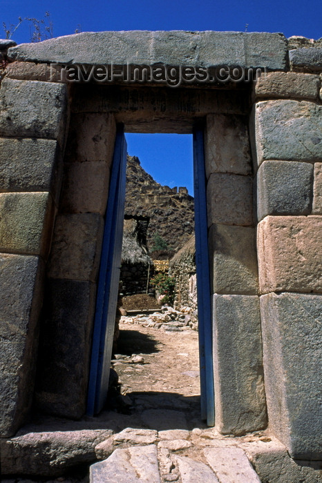 peru194: Ollantaytambo, Cuzco region, Peru: Inca doorway - Sacred Valley- Peruvian Andes - photo by C.Lovell - (c) Travel-Images.com - Stock Photography agency - Image Bank