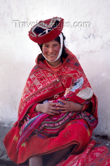 peru195: Ollantaytambo, Cuzco region, Peru: Quechua mother and child- Sacred Valley - Peruvian Andes - photo by C.Lovell - (c) Travel-Images.com - Stock Photography agency - Image Bank