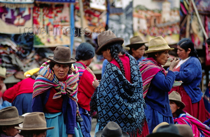 peru201: Pisac, Cuzco region, Peru: Quechua women at the Sunday market - Sacred Valley - photo by C.Lovell - (c) Travel-Images.com - Stock Photography agency - Image Bank