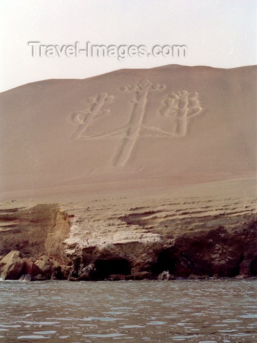 peru28: Islas Ballestas / Ballesta islands, Ica region, Peru: decorated slope - Geoglyphs - photo by M.Bergsma - (c) Travel-Images.com - Stock Photography agency - Image Bank