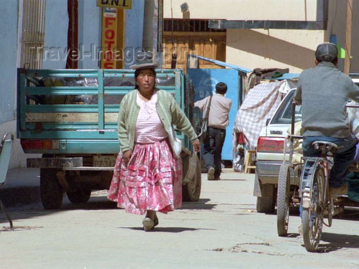 peru31: Peru - Puno: Indian lady on the move - street scene - photo by M.Bergsma - (c) Travel-Images.com - Stock Photography agency - Image Bank