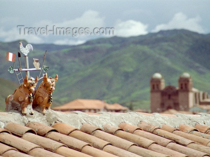 peru32: Cuzco, Peru: roof decoration - bulls - photo by M.Bergsma - (c) Travel-Images.com - Stock Photography agency - Image Bank