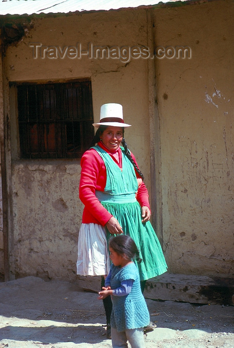 peru4: Urubamba, Cuzco region, Peru: indian woman with child - Sacred valley - photo by J.Fekete - (c) Travel-Images.com - Stock Photography agency - Image Bank