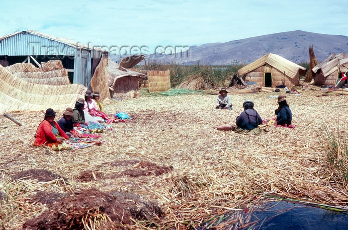 peru40: Lake Titicaca - Puno region, Peru: village life - Uro indians village - floating rafts made of totora reeds - photo by J.Fekete - (c) Travel-Images.com - Stock Photography agency - Image Bank