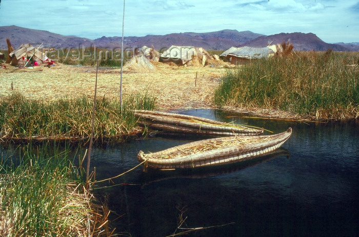 peru41: Lake Titicaca, Puno region, Peru: Uro indians village -  floating rafts made of totora reeds - Scirpus californicus - photo by J.Fekete - (c) Travel-Images.com - Stock Photography agency - Image Bank