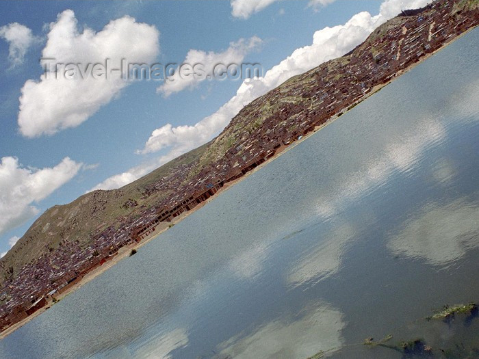 peru48: Puno, Peru: Lake Titicaca - largest mountain lake in the world - Lago Titicaca - photo by M.Bergsma - (c) Travel-Images.com - Stock Photography agency - Image Bank