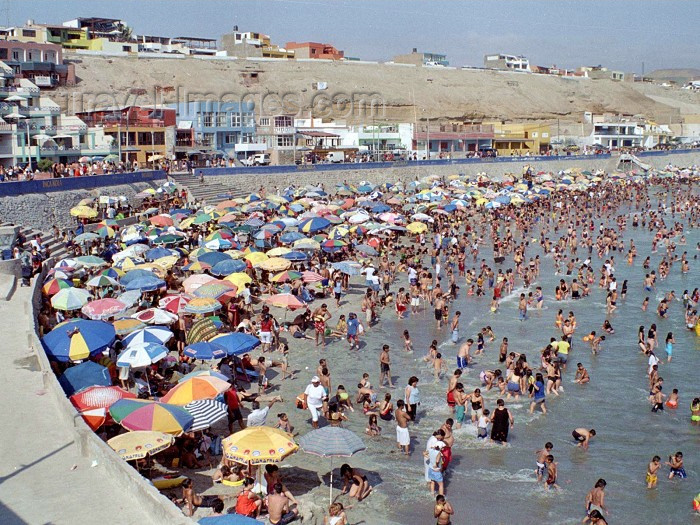 peru51: Lima, Peru: crowds at Punta Hermosa beach - photo by M.Bergsma - (c) Travel-Images.com - Stock Photography agency - Image Bank