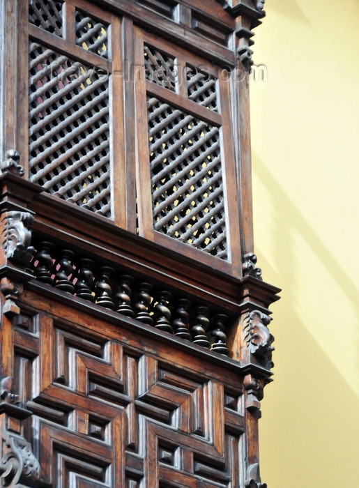 peru62: Lima, Peru: Moorish wooden balcony at the Palace of the Marquis Torre Tagle - former treasurer of the Spanish Armada - 18th century - offices of the Foreign Ministry - Mashrabiya oriel window - photo by M.Torres - (c) Travel-Images.com - Stock Photography agency - Image Bank