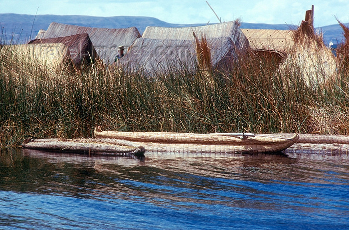 peru9: Peru - Lake Titicaca (Puno region): Uro indians village -  floating rafts made of totora reeds - Scirpus californicus - photo by J.Fekete - (c) Travel-Images.com - Stock Photography agency - Image Bank